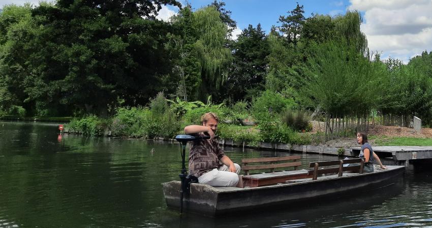 Promenade en barque pour découvrir les jardins et les installations artistiques