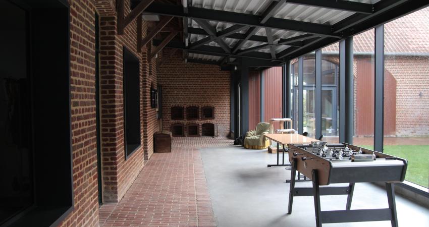 La ferme est pensée comme un lieu de vie ouvert, passerelle vers l'autonomie des jeunes accueillis.