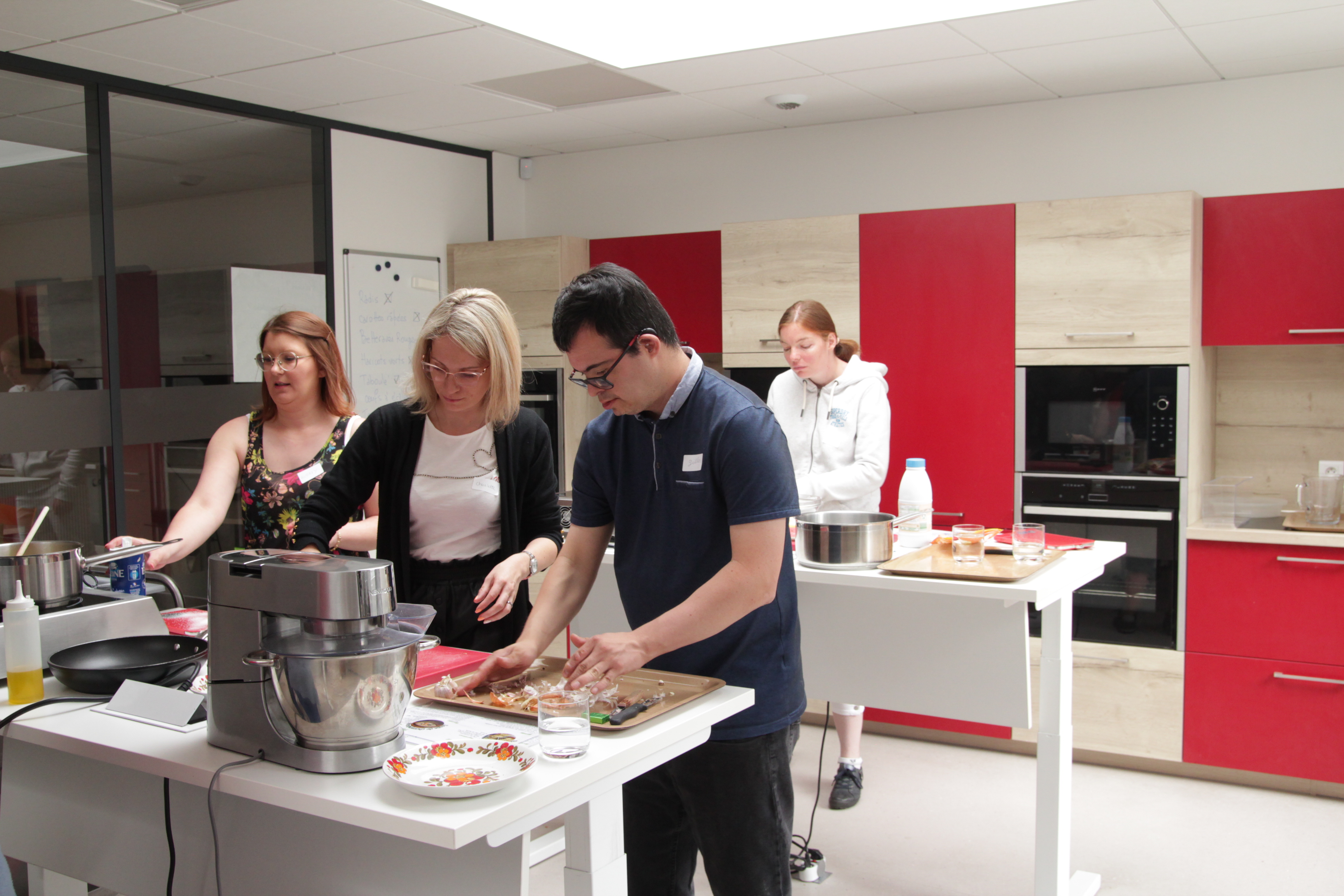 En pleine activité cuisine dans les locaux de Down UP