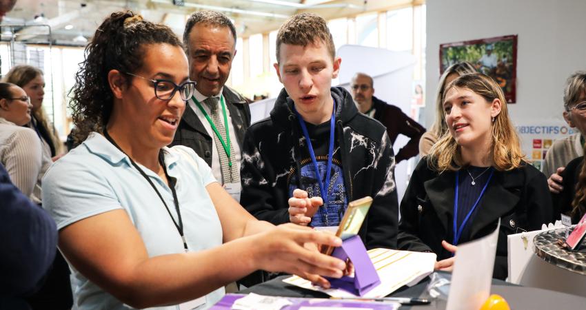Grâce au programme Enactus Lycéens, les étudiants se dépassent au travers d'un projet qu'ils construisent dans le cadre de leur chef d'oeuvre.
